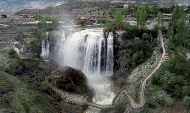 Erzurum’un Gözdesi Tortum Şelalesi Ziyaretçi Akınına Uğruyor