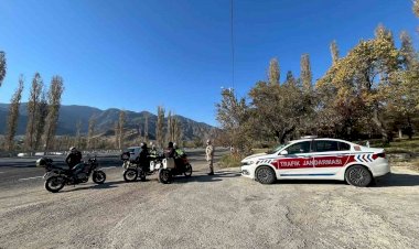 Erzurum'da Jandarmadan Trafik Denetimi: 24 Binden Fazla Araç Kontrol Edildi