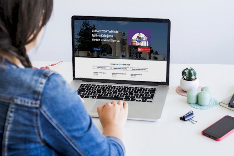 REKTÖR ÇOMAKLI: UZAKTAN EĞİTİMDE BAŞARILI UYGULAMALARIMIZ DEVAM EDİYOR