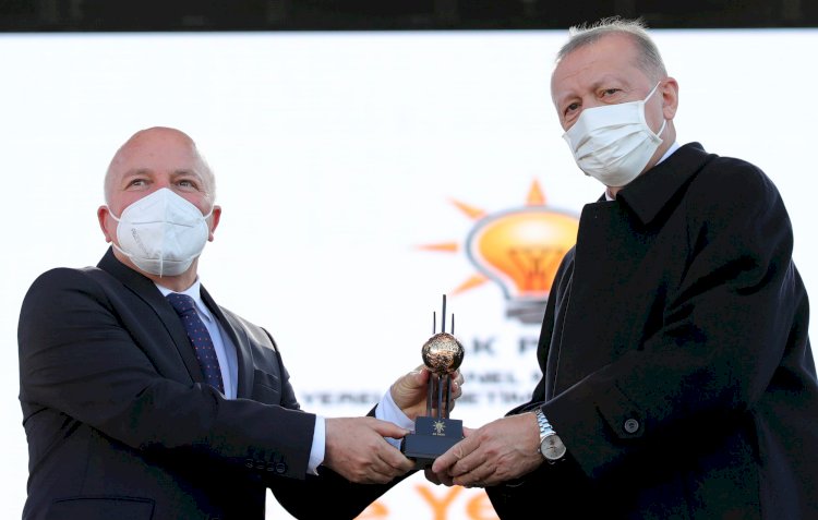 CUMHURBAŞKANI ERDOĞAN'DAN BAŞKAN SEKMEN'E GENÇLİK YATIRIMLARI  ÖZEL ÖDÜLÜ