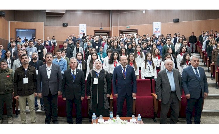 Fen Lisesi Öğrencileri ETÜ’de Düzenlenen Sempozyumda Buluştu