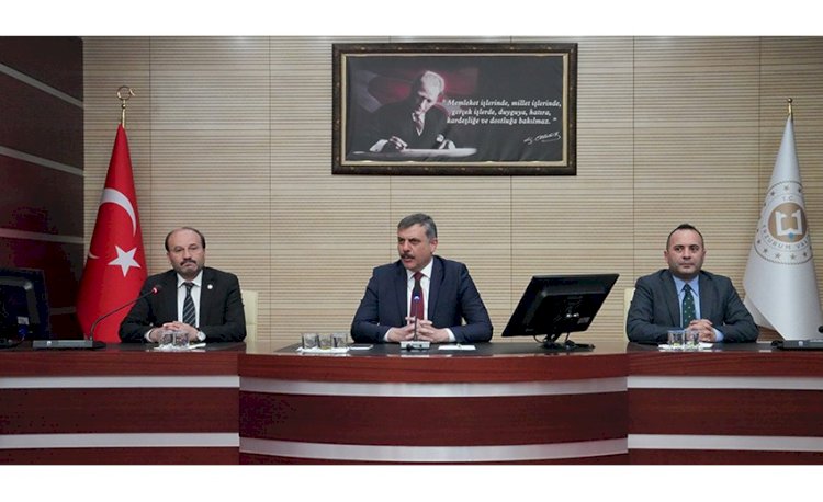 Vali Çiftçi’den Palandöken Ekonomi Forumu’nda Görev Alan ETÜ’lülere Jest