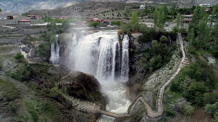 Erzurum’un Gözdesi Tortum Şelalesi Ziyaretçi Akınına Uğruyor